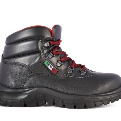 Bota de trabalho preta de couro com atacadores vermelhos e detalhe da bandeira da Itália