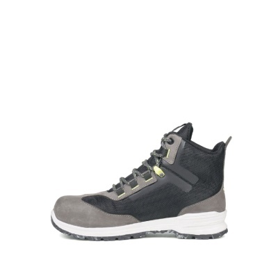 Bota de caminhada preta e cinzenta com sola branca vista de lado