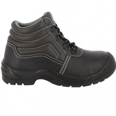 Botina de segurança preta com atacadores e sola robusta em fundo branco