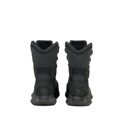 Botas pretas altas vista de trás em fundo branco