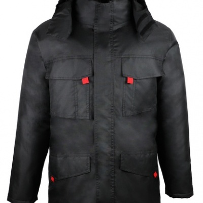 Casaco preto com capuz e bolsos com abas