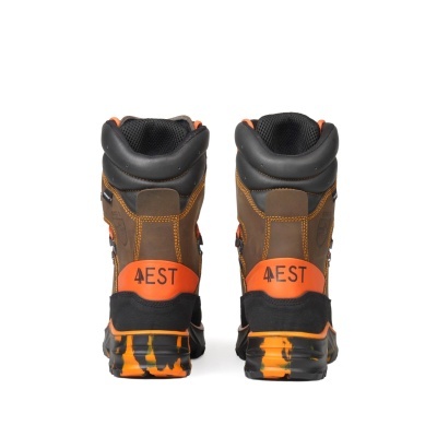 Par de botas de trabalho castanhas com detalhes em preto e laranja
