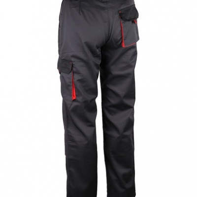 Calças de trabalho pretas com detalhes vermelhos e vários bolsos, vista traseira