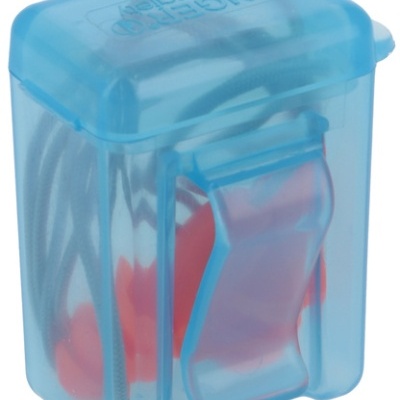 Caixa pequena azul translúcida com tampões para ouvidos laranja e branco dentro