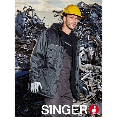 Homem com roupa de trabalho e capacete amarelo em ambiente industrial, texto SINGER