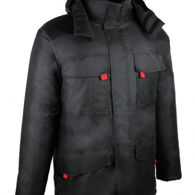 Casaco preto com capuz e detalhes vermelhos nos botões