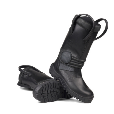 Par de botas pretas com sola antiderrapante e alças para calçar