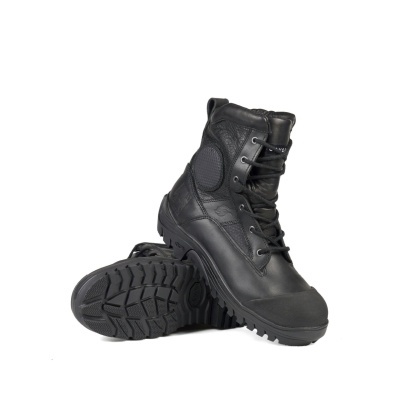 Botas táticas pretas com sola robusta, couro e tecido