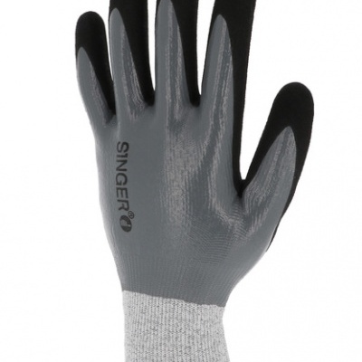 Luva de trabalho cinza e preta com acabamento branco e castanho.