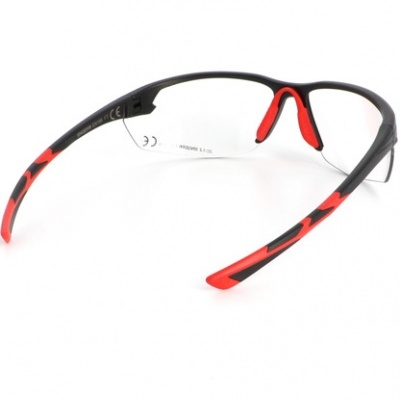 Óculos de proteção transparentes com hastes pretas e vermelhas em fundo branco