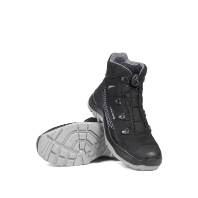 Botas pretas com sola branca e fecho de rosca, fundo branco