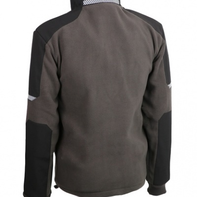 Casaco cinza e preto, vista traseira, em tecido polar com reforços nas mangas e ombros