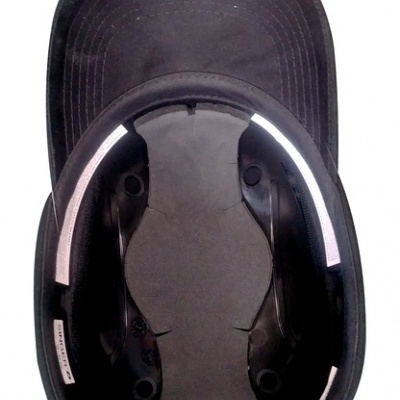 Vista interna de boné preto com interior plástico e faixa reflexiva branca