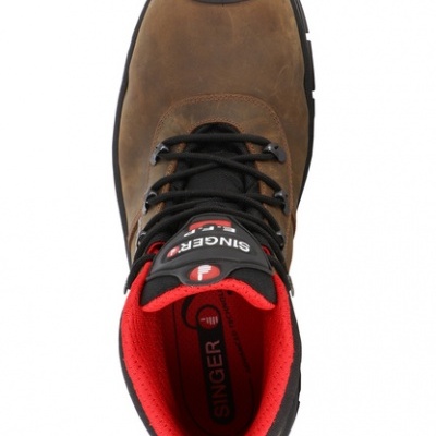 Bota castanha com atacadores pretos e interior vermelho com logo SINGER