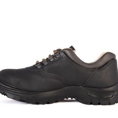 Sapato preto robusto com atacadores castanhos sobre fundo branco