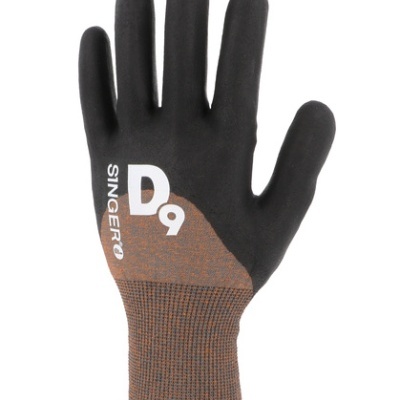Luva de trabalho castanha e preta com texto SINCERO D9