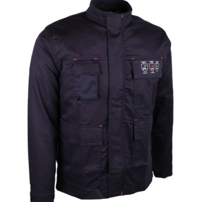 Casaco escuro com gola alta e emblema bordado no peito