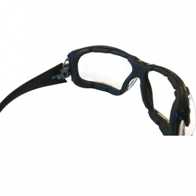 Óculos desportivos pretos com lentes transparentes