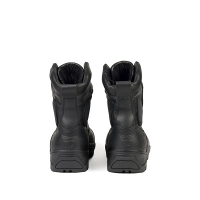Botas pretas em pele vistas de trás em fundo branco
