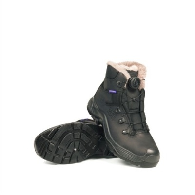 Botins pretos com pelo bege e sola preta