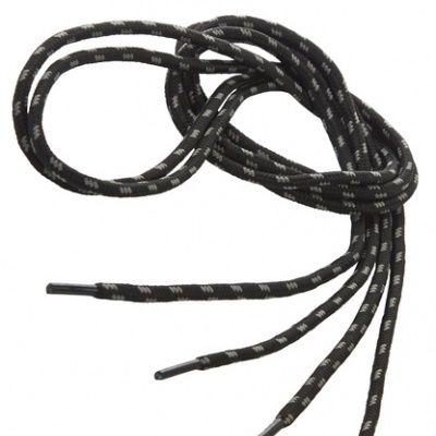 Cordão preto com padrões brancos e pontas rígidas pretas