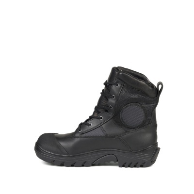 Bota preta de cano alto com sola grossa e atacadores pretos