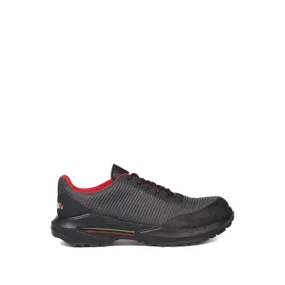 Tênis desportivo cinza e preto com detalhes vermelhos e sola preta com riscas verdes e vermelhas