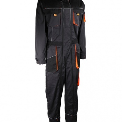 Macacão de trabalho preto com detalhes laranja e bolsos