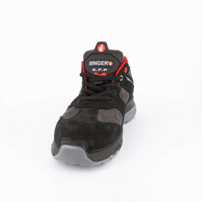 Ténis desportivo preto com detalhes vermelhos e cinza