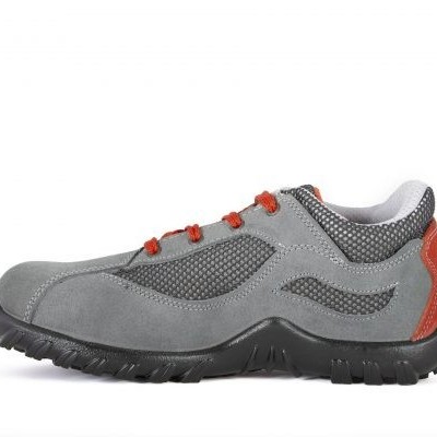 Sapatilha desportiva cinza com atacadores vermelhos e sola preta