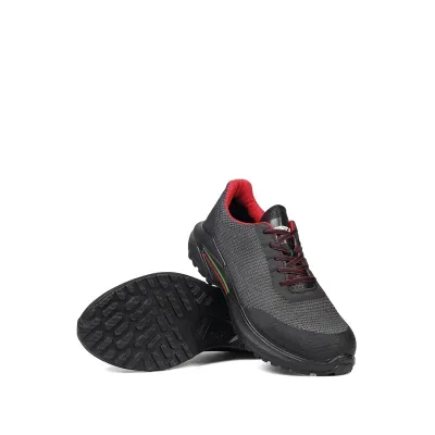 Sapatilhas desportivas pretas com detalhes vermelhos