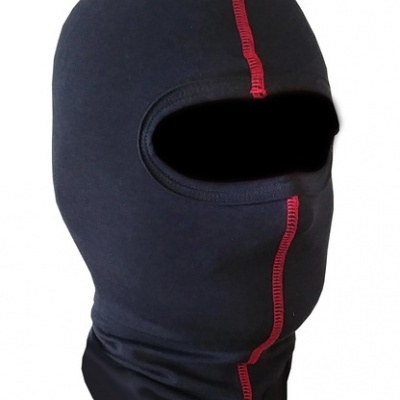 Balaclava preta com costura vermelha e orifício para olhos