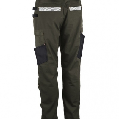 Calças de trabalho verdes escuras com bolsos e detalhes pretos e brancos
