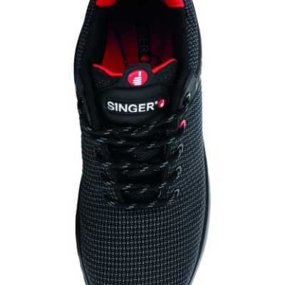 Ténis desportivo preto com detalhes vermelhos e etiqueta SINGER