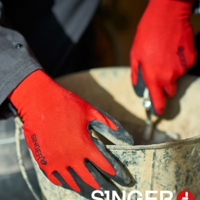 Luvas vermelhas SINGER Safety em mãos a segurar um balde metálico