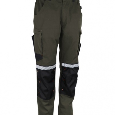 Calças de trabalho verdes e pretas com bolsos e joelheiras reforçadas