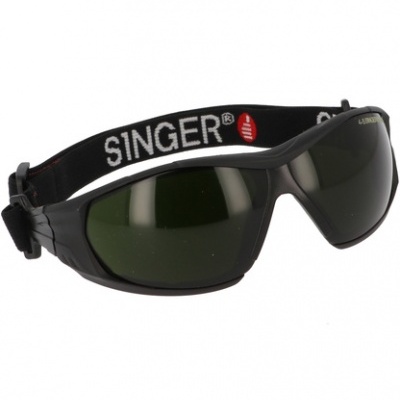 Óculos de proteção pretos com lentes escuras e fita elástica preta com texto SINGER