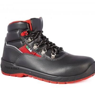 Bota de segurança preta com detalhes vermelhos e sola vermelha.