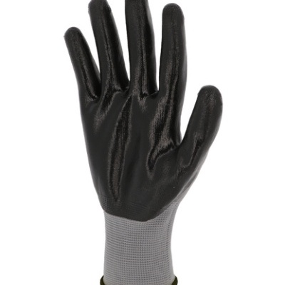 Luva de trabalho preta com punho cinzento sobre fundo branco