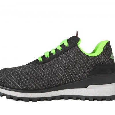 Ténis desportivo preto com detalhes verdes fluorescentes