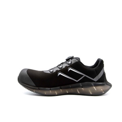 Tênis desportivo preto com detalhes cinza e branca com sola almofadada