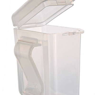 Recipiente de plástico translúcido com tampa aberta e alça lateral
