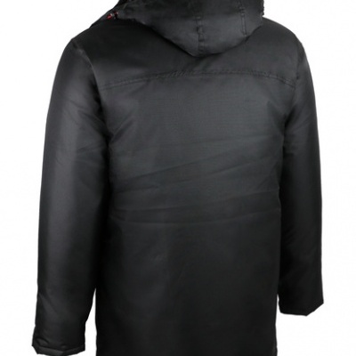 Casaco masculino preto com capuz e costuras decorativas, visto de costas