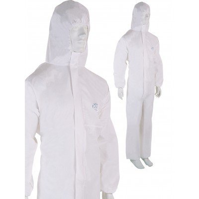 Macacão branco com capuz e fecho frontal em manequim