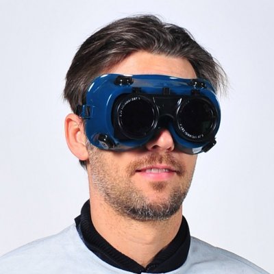 Homem com óculos de proteção azuis e casaco cinzento claro com logo BY SINGER