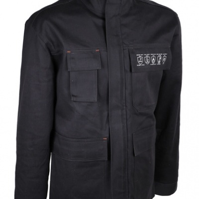 Casaco preto com bolsos e etiqueta preta no peito com pictogramas brancos