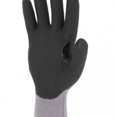 Luva preta e cinzenta de proteção com reforço no polegar