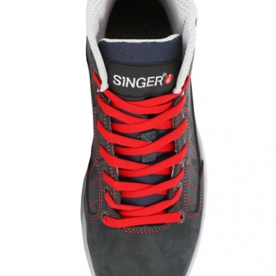 Ténis preto com atacadores vermelhos e etiqueta SINGER
