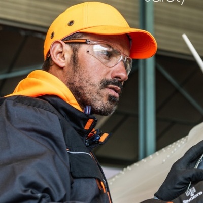 Homem a usar equipamentos de proteção individual em ambiente industrial