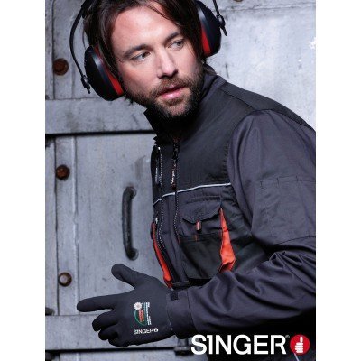 Homem com casaco cinza escuro, luvas SINGER pretas e auscultadores de proteção junto a porta metálica